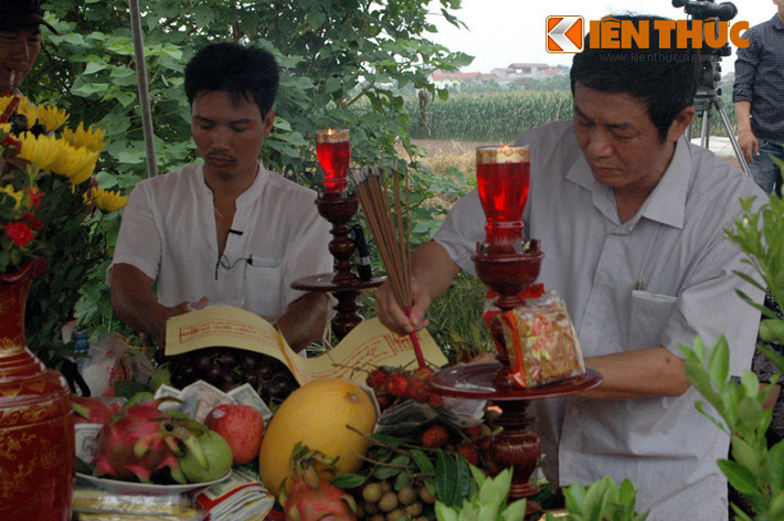 Thầy cúng tiến hành làm lễ cầu siêu...