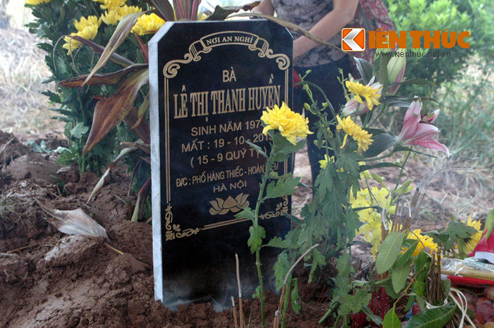 Phần mộ và bia đã hoàn tất.