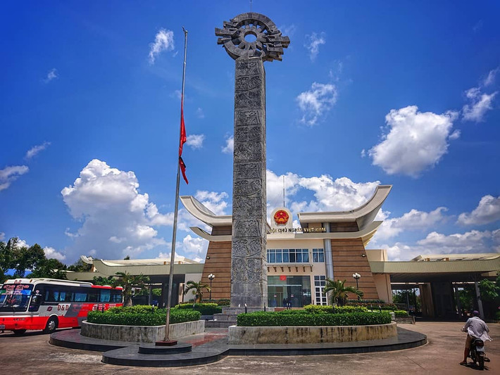 Không chỉ tiếp giáp với các tỉnh, thành trong nước như Bình Phước, Bình Dương, Long An và TP.HCM, Tây Ninh còn tiếp giáp Campuchia với đường biên giới dài khoảng 240 km. Cửa khẩu quốc tế Mộc Bài nằm trên tuyến đường Xuyên Á, nối TP.HCM với thủ đô Phnom Penh (Campuchia) là một trong những điểm đến thú vị, hấp dẫn du khách của Tây Ninh. Ảnh: @elliot28281416.
