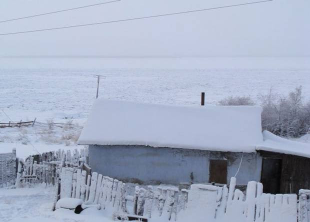 Tuy nhiên, mùa hè ở Yakutsk cũng không dễ chịu. Trong thời gian ngắn khoảng 2 hay 3 tuần, nhiệt độ ở đây đạt tới ngưỡng 30 hay 35 độ C. Không tòa nhà nào trong thành phố có máy điều hòa nhiệt độ nên người dân dường như phải sống chung với những loài côn trùng hút máu đang tranh thủ hồi sinh. Thậm chí những đàn muỗi dày đặc có thể khiến một con tuần lộc chết vì ngạt.