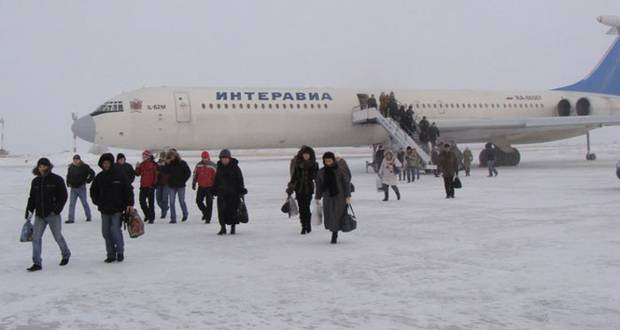 Yakutsk là thủ phủ của khu vực rộng lớn mang tên Yakutia với diện tích hơn 1 triệu dặm vuông. Thành phố lạnh giá cách Moscow 6 múi giờ. Trong hai thế kỷ trước, người ta mất hơn 3 tháng để đi từ Moscow tới Yakutsk. Ngày nay, thời gian di chuyển giảm xuống còn 6 giờ nhưng tiền vé máy bay tới đây lên tới 750 USD mỗi chuyến.