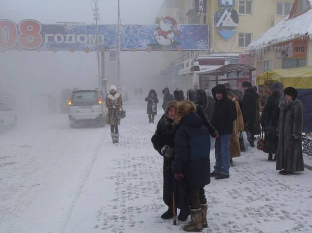 Phần lớn xe hơi ở Yakutsk là phương tiện cũ từ Nhật Bản. Người dân ở đây thường không tắt động cơ của xe nếu có việc trong khoảng nửa tiếng. Thậm chí người ta còn để động cơ hoạt động suốt ngày nhằm ngăn chặn tình trạng kính xe mờ vì hơi nước và động cơ không thể khởi động trong trời lạnh.