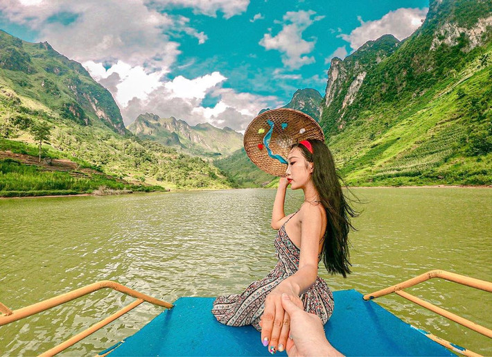 Theo Atlas địa lý Việt Nam, chảy uốn quanh đèo Mã Pì Lèng là dòng sông Nho Quế (một phụ lưu của sông Gâm) với những đường cong uốn lượn ôm sát hai bên vách núi. Sông Nho Quế cùng đèo Mã Pì Lèng tạo thành bức tranh thủy mặc tuyệt đẹp của tỉnh Hà Giang. Nằm trên dòng sông này là hẻm vực Tu Sản có chiều cao vách đá từ 700-800 m, độ sâu gần 1 km. Nơi đây được xem là hẻm vực sâu nhất Đông Nam Á. Ảnh: Thudollyyy.
