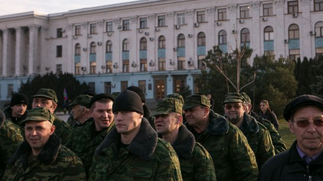 Trong khi đó, các binh sĩ Crimea cùng các lực lượng tự vệ địa phương tập trung đông đảo ở khu nhà thị chính tại thành phố thủ phủ Simferopol.