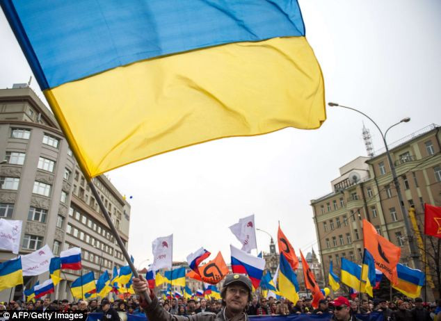... cùng quốc kỳ Ukraine bay trong gió giữa dòng người chống đối việc Crimea gia nhập Nga.