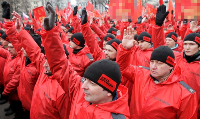 Những người ủng hộ kế hoạch Crimea sáp nhập vào Nga mặc áo đỏ, quần và mũ màu đen. Đây là hai màu biểu tượng cho cuộc tuần hành lần này.