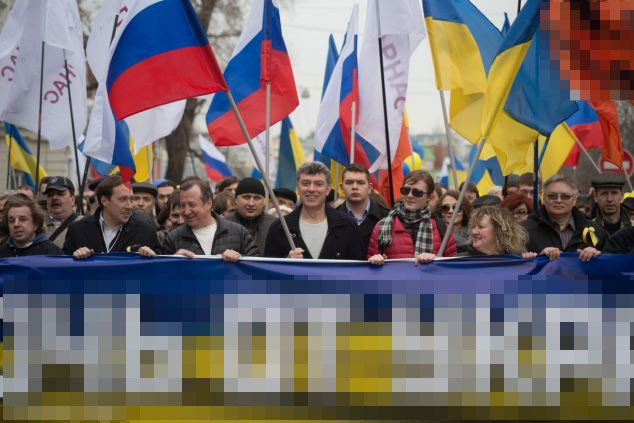 Họ giơ cao quốc kỳ Ukraine và hô vang các khẩu hiệu biểu thị sự phản đối đối với các kế hoạch thôn tính Crimea của điện Kremlin. Trong ảnh, Cựu Phó thủ tướng Nga hiện là lãnh đạo đối lập Boris Nemtsov (giữa) cũng hòa chung vào dòng người biểu tình.