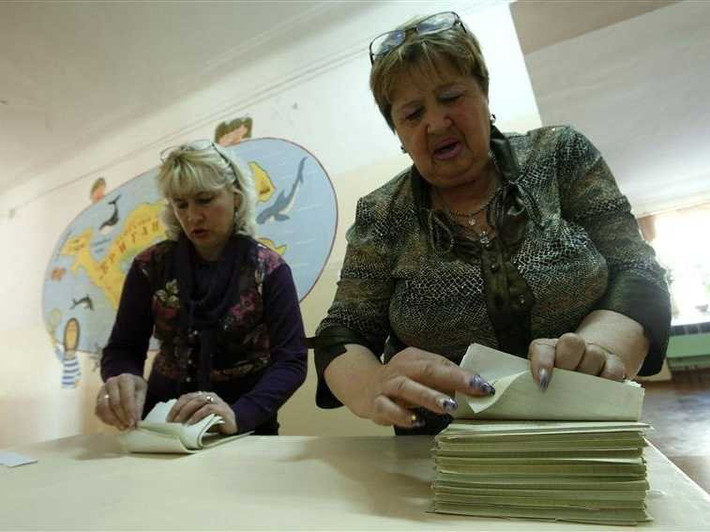 ...một là, Crimea sẽ tiếp tục là một lãnh thổ tự trị nắm dưới quyền kiểm soát của Ukraine.