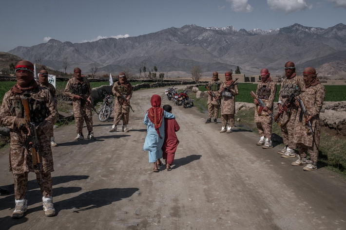 br/> Tương lai cuộc chiến tại Afghanistan là điều hiện chưa thể biết trước. Chính quyền Tổng thống Afghanistan Ashraf Ghani đang ở thế bấp bênh trước sức tấn công vũ bão của Taliban, trong khi hỗ trợ quốc tế đang ngày càng suy giảm. Kabul có hai lựa chọn, hoặc đầu hàng và để Taliban giành lại quyền lực, hoặc chiến đấu chống Taliban và kéo dài cuộc nội chiến.
