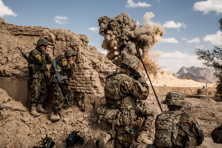 Trên chiến trường, lực lượng an ninh Afghanistan ngày càng vấp phải nhiều khó khăn trong cuộc chiến chống Taliban mở rộng ảnh hưởng. Thương vong của quân đội chính phủ gia tăng, trong khi lãnh thổ mất dần về tay Taliban.