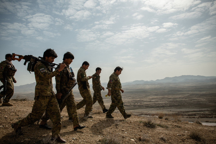 Đàm phán giữa Taliban và chính phủ Afghanistan khởi động từ tháng 9/2020 nhưng rơi vào bế tắc từ đầu năm nay. Lực lượng chính phủ đang ở thế phòng thủ, với hỗ trợ hỏa lực hạn chế từ phía Mỹ, hy vọng ngăn chặn đà tấn công của Taliban. Thời gian qua, Taliban liên tiếp ám sát nhiều quan chức chính phủ, nhà báo, nhà hoạt động xã hội, và các cựu thành viên lực lượng an ninh Afghanistan.