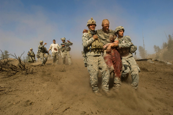 Các binh sĩ Mỹ bị thương trong một cuộc phục kích ở thung lũng Korengal, phía tây Afghanistan.