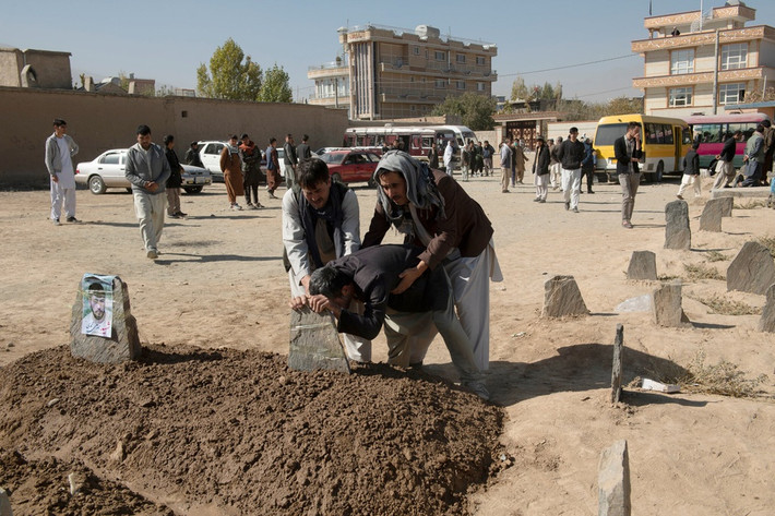 br/> Cuộc chiến Afghanistan đã tiêu tốn hơn 2.000 tỷ USD của Mỹ. Hơn 2.400 binh sĩ Mỹ và 700 binh sĩ các nước đồng minh thiệt mạng trên chiến trường. 40.000 dân thường và 60.000 binh sĩ lực lượng an ninh Afghanistan đã thiệt mạng kể từ khi cuộc chiến bắt đầu. Không ai biết bao nhiêu tay súng Taliban và Al Qaeda đã bị tiêu diệt.