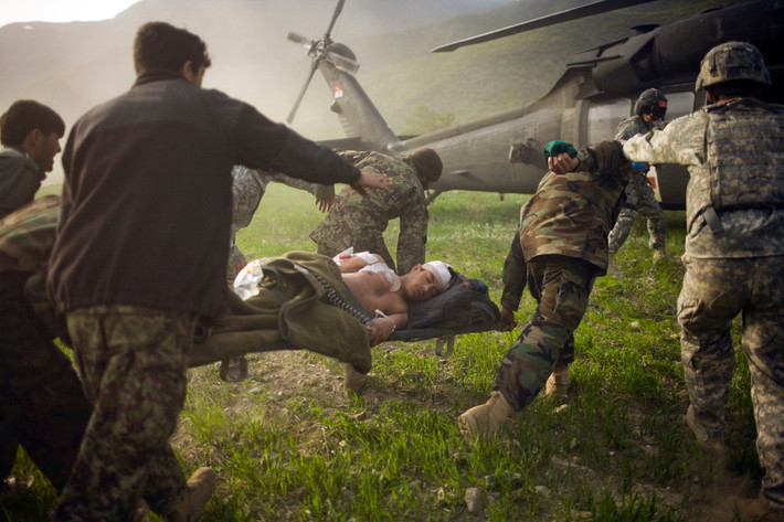 Tháng 5/2011, biệt kích SEAL của Hải quân Mỹ tiêu diệt thành công Osama Bin Laden tại nơi trùm khủng bố lẩn trốn ở Abbottabad, Pakistan. Tới tháng 6/2011, Tổng thống Obama tuyên bố sẽ cắt giảm 33.000 binh sĩ khỏi Afghanistan từ giữa năm 2012. Trong ảnh, binh sĩ Mỹ bị thương trong cuộc giao tranh ở tỉnh Kunar tháng 3/2010.