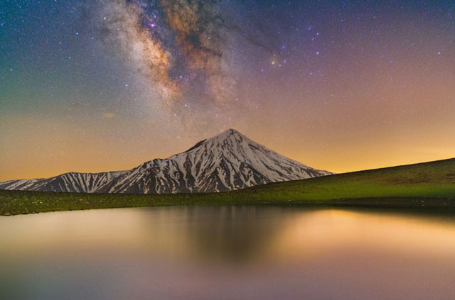 ##s###Dải ngân hà tỏa sáng cực kỳ đẹp mắt trên núi Damavand.