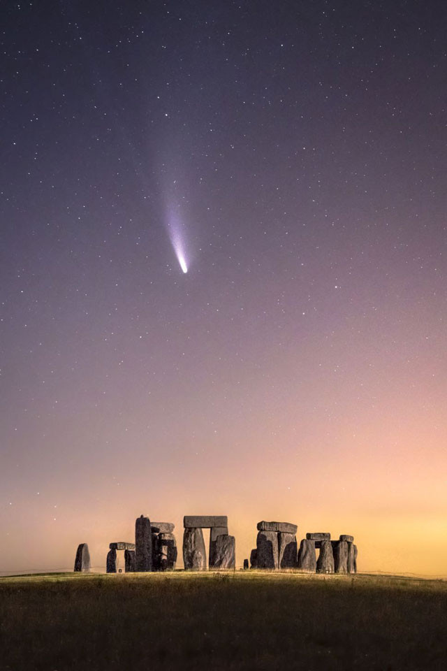 ao chổi Neowise bay vụt qua trên bầu trời bãi đá Stonehenge, Anh.