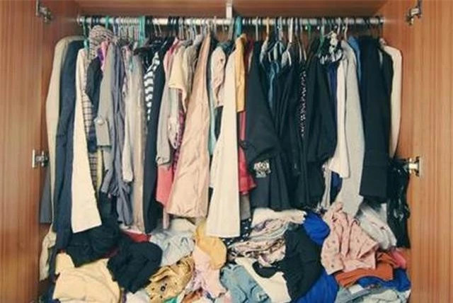 Trong một bài đăng mới đây của tờ Dailymail có kể về việc một người góa phụ tìm được "kho báu" trong lúc dọn dẹp đồ của người chồng quá cố. Cụ thể, trong lúc lục quần áo của chồng, bà đã tìm thấy một đồng tiền vàng kì lạ. Vì không hiểu rõ về giá trị của nó nên người phụ nữ này đã gửi đến cho chuyên gia kiểm định.