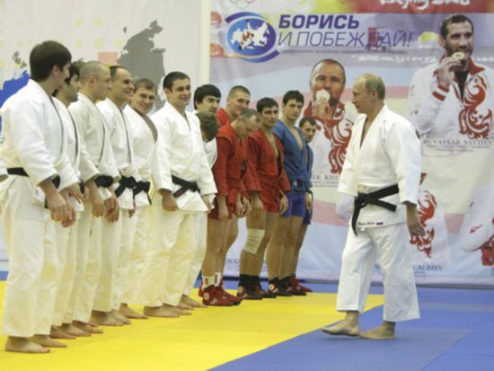 Tuy nhiên, môn võ thuật ưa thích và cũng gắn bó nhất với "Nhân vật chính trị có ảnh hưởng nhất thế giới năm 2014" do tạp chí Forbes bình chọn lại là Judo. Năm 10 tuổi, ông có làm quen với sambo (môn võ thời Liên Xô pha trộn giữa Judo, Karate và võ truyền thống) và sau đó chuyển sang gắn bó với Judo. Trong ảnh, ông Putin tham gia một buổi tập Judo ở nhà thể thao tại quê hương St. Petersburg.