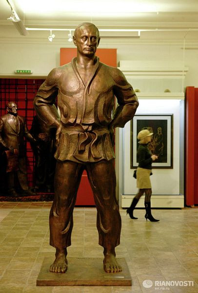 Tượng ông Putin trong bộ trang phục của môn Judo còn xuất hiện trong một triển lãm của nhà điêu khắc Zurab Tsereteli.
