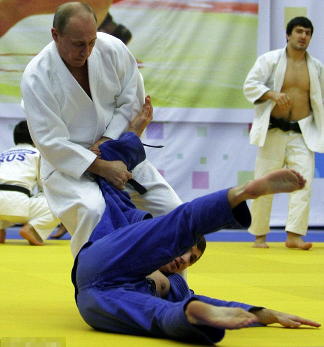 Vào năm 2012, Liên đoàn Judo thế giới đã phong cho ông đai bát đẳng.