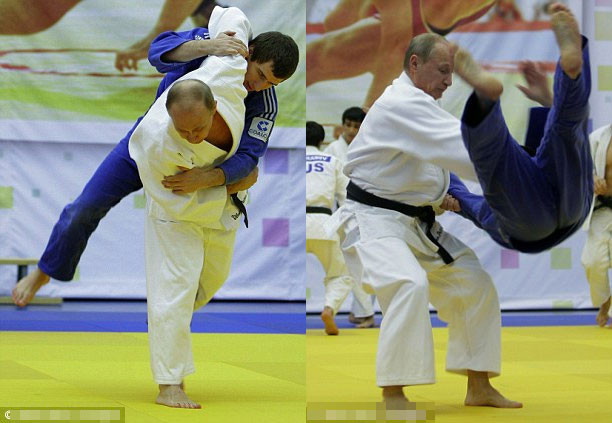 Trong một cuộc trò chuyện, ông Putin thổ lộ rằng: "Judo không đơn thuần là một môn thể thao mà còn là một triết lý sống. Nó dạy bạn tôn trọng các đối thủ". Vào năm 1975, ông trở thành một vận động viên Judo chuyên nghiệp. Trong ảnh, ông đang ra thế hạ gục đối thủ của mình.