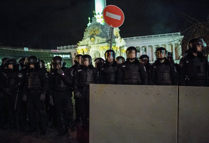 Lực lượng cảnh sát chống bạo động Berkut thuộc biên chế Bộ Nội vụ Ukraine trong tư thế sẵn sàng tháo dỡ lều trại do người chống đối chính phủ dựng lên.