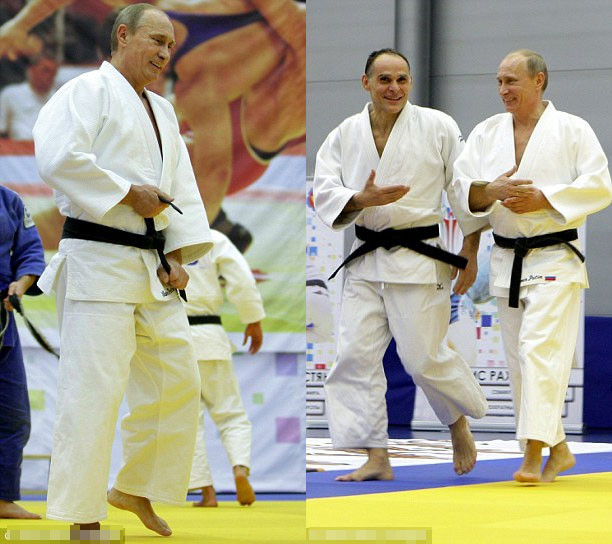 Trong ảnh, ông Putin thắt chặt lại dây đai và vui vẻ sánh bước cùng đối thủ trước khi ra sàn đấu.
