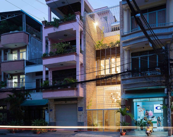 Nhà ống diện tích 72m2 của cặp vợ chồng trẻ ở TP.HCM. "Ngôi nhà này rất có ý nghĩa với chúng tôi vì đó là thành quả sau rất nhiều những cố gắng và nỗ lực không ngừng trên con đường thực hiện ước mơ", cặp vợ chồng trẻ và năng động, đã chia sẻ về ngôi nhà ống mà họ vừa mua. Nói về ngôi nhà vừa mua, họ muốn cải tạo thành một không gian sống kết hợp văn phòng làm việc, một xưởng thời trang với các sản phẩm bằng da may thủ công.