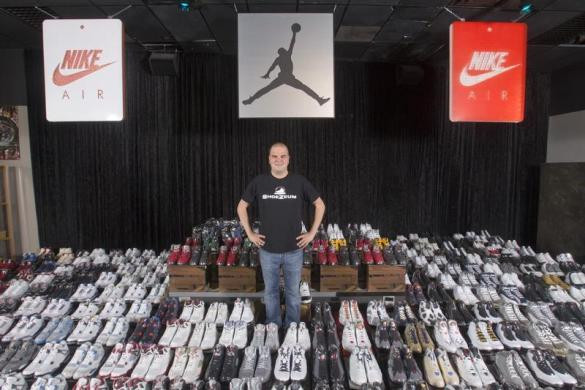 Chắc hẳn hãng Nike sẽ hài lòng khi có một khách hàng thân thiết như anh Jordan Michael Geller nắm giữ kỷ lục "người sở hữu bộ sưu tập giày thể thao lớn nhất thế giới" với tổng cộng 2.500 đôi.