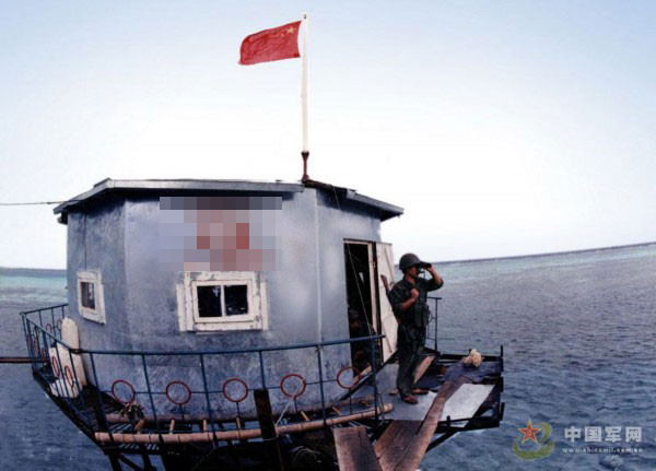 Sau đó, những căn nhà kiên cố hơn làm bằng bê tông dần xuất hiện tại đây. Các trụ sắt được đóng trực tiếp xuống rạn san hô, trở thành điểm tựa vững chắc cho các căn nhà kiểu này.