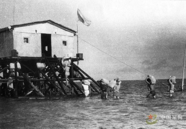 Sĩ quan và binh lính Trung Quốc vận chuyển vật tư để xây dựng những ngôi nhà trái phép.