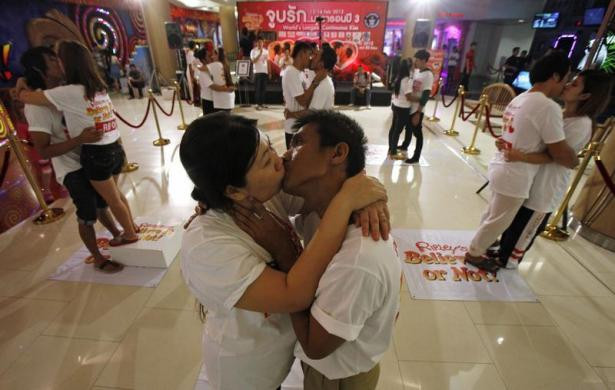 Kỷ lục "nụ hôn dài nhất thế giới" với thời gian 58 giờ 35 phút 58 giây đã thuộc về cặp vợ chồng người Thái Lan là Ekkachai Tiranarat và Laksana Tiranarat trong một cuộc thi hôn ở Thái Lan nhân dịp Lễ Valentine năm ngoái.