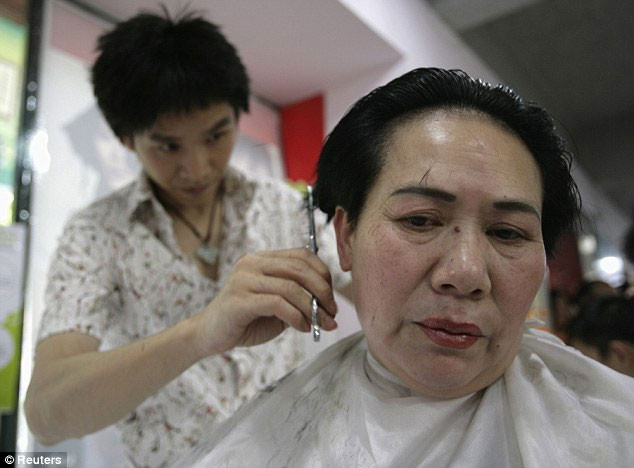 Tóc bà cũng được chỉnh trang lại cho giống cố chủ tịch.