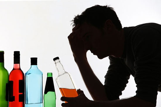 Nằm nghiêng chính là tư thế nằm ngủ an toàn nhất của người say. Ngoài ra, cần phải làm vài thao tác sau để giúp người say an toàn hơn. Thứ nhất: Nên nới lỏng quần áo, cà vạt, thắt lưng để đảm bảo hô hấp được dễ dàng.