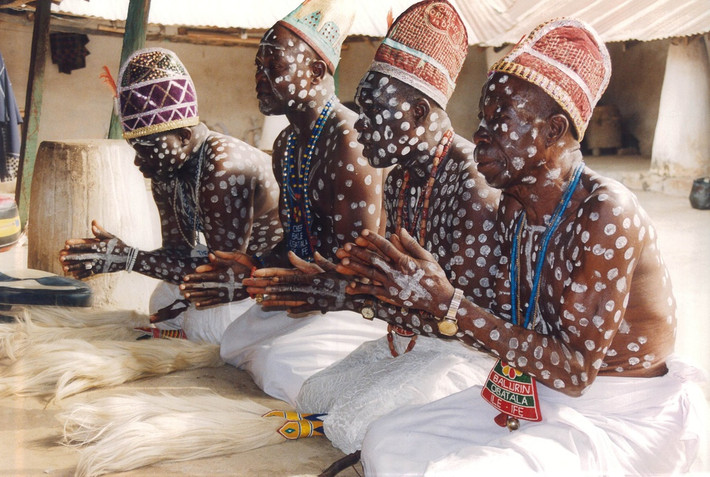 Yoruba: Người Yoruba hầu như chỉ sống ở vùng Tây Nam của Nigeria. Với số lượng hơn 40 triệu người, họ là bộ tộc lớn nhất ở Tây Phi. Tại khu vực trung tâm rộng lớn của thành phố Lagos, người Yoruba tập trung sinh sống rất nhiều, họ có lối sống khá hiện đại và ngôn ngữ là phương thức đơn giản để nhận biết người của bộ lạc tại đây. Mặc dù trong vùng sinh sống rộng lớn của người Yoruba có các thị trấn, nhiều người trong số họ vẫn sống cuộc sống tự cung tự cấp theo truyền thống nông thôn. Ảnh: Answersafrica.