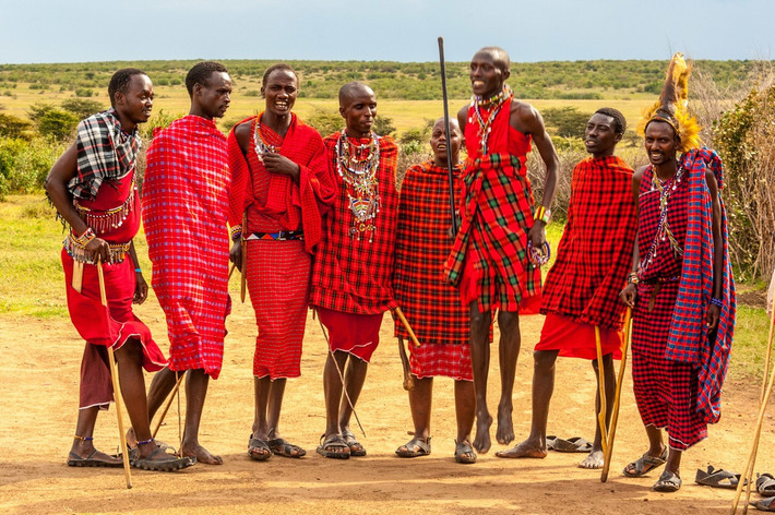 Maasai: Bộ tộc nổi tiếng nhất ở Đông Phi là Maasai. Trong văn hóa Maasai, họ tin rằng thượng đế tạo ra gia súc cho bộ lạc và họ là người trông coi tất cả gia súc trên thế giới. Cuộc sống của họ xoay quanh việc chăn thả những đàn bò lớn. Bò cũng đóng vai trò quan trọng trong đời sống cộng đồng Maasai. Săn sư tử bằng cách chỉ sử dụng giáo sắt làm vũ khí từng là nghi lễ mà những người đàn ông Maasai trẻ phải thực hiện trong nhiều thập kỷ trước. Ảnh: Micato Safaris.