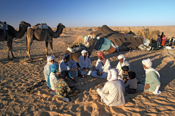 Bedouin: Người Bedouin là những người du mục gốc Ả Rập sống ở Đông Bắc châu Phi, sau đó lan rộng khắp Iraq và bán đảo Ả Rập. Tên bộ lạc bắt nguồn từ tiếng Ả Rập ''badawi'' có nghĩa là "người sống trên sa mạc". Phần lớn người Bedouin theo đạo Hồi. Họ chăn dê và lạc đà để kiếm sống. Ảnh: Bedouin.
