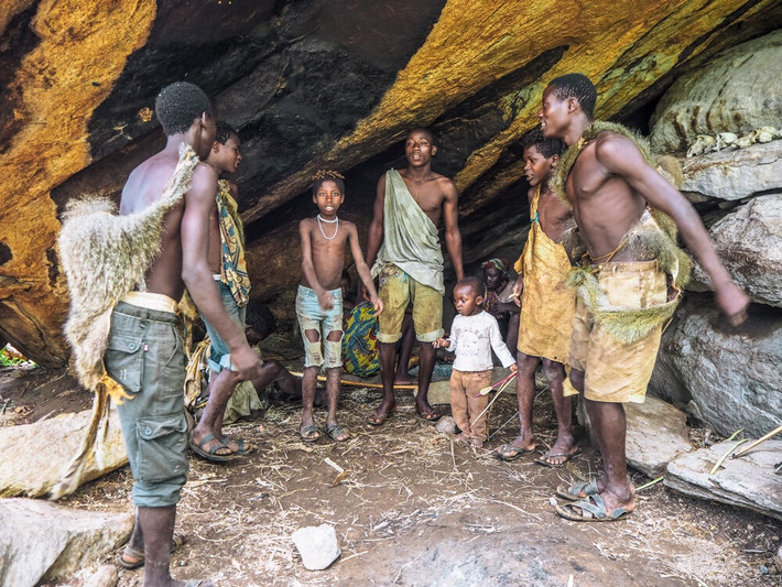 Hadzabe: Bộ lạc Hadzabe ở Tanzania là một trong những nhóm người du mục đích thực cuối cùng. Đàn ông Hadzabe săn bắn bằng cung tên trong khi phụ nữ tìm kiếm các loại quả và trái cây ăn được. Khách du lịch thích phiêu lưu có thể đi du lịch cùng họ trong các chuyến di cư hay săn bắn. Ảnh: Seek & Scribe.
