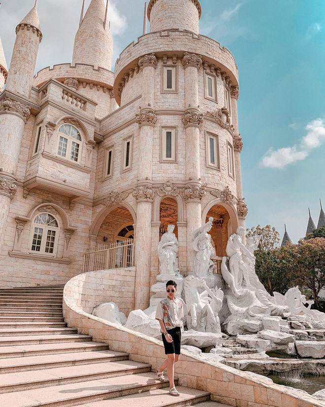 Đến huyện Châu Thành A, bạn có thể check-in tại công viên giải trí Kittyd & Minnied. Nơi đây có những công trình hiện đại mang nét kiến trúc châu Âu, có phiên bản các địa điểm nổi tiếng của thế giới, có các khu trò chơi, công viên nước... Ảnh: Chavakin.
