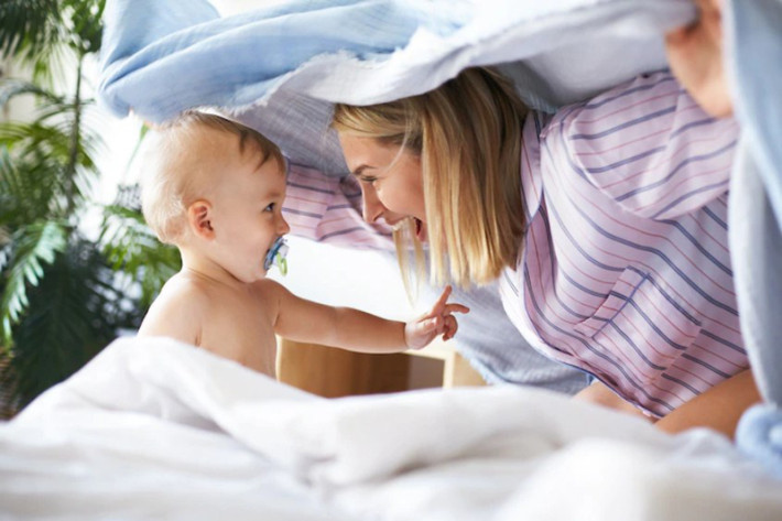 Tiếng cười của trẻ thơ như một vị thánh bảo trợ của gia chủ, che chở cho hạnh phúc gia đình. Hạnh phúc của trẻ em là những điều may mắn nhỏ bé trong cuộc sống, tượng trưng cho từng chút hạnh phúc trong cuộc sống.