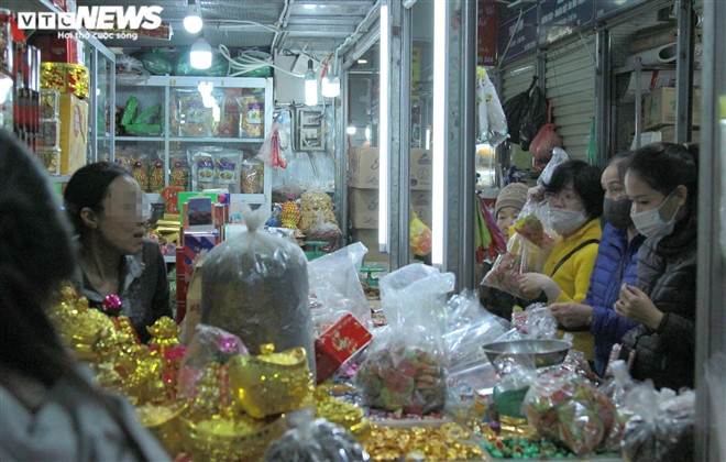 Từ hôm qua đến hôm nay (29/1), Hà Nội ghi nhận 3 ca dương tính với SARS-CoV-2 do lây nhiễm từ bệnh nhân ở Hải Dương và Quảng Ninh. Trước sự lây lan nhanh của đợt dịch lần này, lãnh đạo TP Hà Nội yêu cầu người dân nghiêm túc thực hiện các biện pháp phòng dịch như: đeo khẩu trang, khử khuẩn, giữ khoảng cách, không tụ tập, khai báo y tế... Tuy nhiên, theo ghi nhận của PV VTC News trong ngày 29/1, nhiều người vẫn chủ quan tụ tập đông người, thờ ơ với việc đeo khẩu trang phòng dịch.