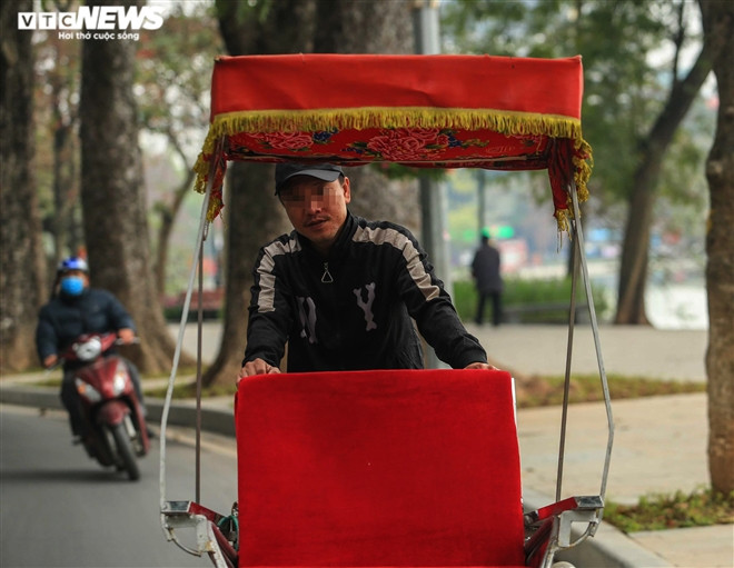 Lái xe xích lô phố cổ cũng chủ quan khi đi đón khách.
