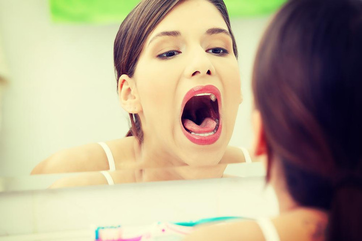 Sưng, đau lưỡi và miệng: Đôi khi chỉ cần nhìn bên trong hoặc xung quanh miệng, bạn có thể biết mình bị thiếu sắt hay không. Thiếu sắt có thể gây ra các triệu chứng bất thường ở lưỡi như sưng, viêm, nhợt nhạt. Ngoài ra, nó cũng dẫn đến khô miệng, cảm giác nóng rát, loét và nứt đỏ ở khóe miệng. Ảnh: Prevention.