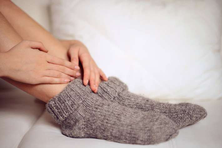 Tay chân lạnh: Thiếu sắt có nghĩa là lượng oxy được cung cấp đến bàn tay, chân ít hơn. Một số người có thể cảm thấy tay chân luôn lạnh hơn. Ảnh: Sohu.