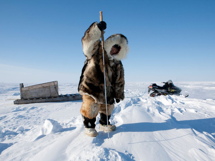 Eskimo, hay còn có tên gọi Inupiat hay Yupik, là dân tộc bản địa sống trên vùng băng giá như Đông Siberia (Nga), qua Alaska (Mỹ), Canada, và Greenland. Hiện nay, trên thế giới có khoảng 2-3 triệu người Eskimo, phân thành các nhóm. Ở Canada và Greenland, tộc người được gọi là Inuit. Ảnh: The Guardian.