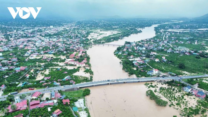 Thống kê nhanh, toàn huyện Lục Ngạncó 455 nhà dân; 15 kho xưởng; 35 cơ sở trường học, nhà văn hóa, trạm y tế và cơ sở vật chất khác bị tốc mái, hư hỏng; 16 ngầm, 5 xã, 42 thôn bị chia cắt; 3 điểm sạt lở; 22 cột điện gãy đổ; 12 công trình khác như kho xưởng, cổng nhà dân… bị sập; khoảng 500 ha hoa màu, cây ăn quả, cây lâm nghiệp ngập úng, bật gốc, gãy đổ; nhà của 2 hộ tại xã Biên Sơn có nguy cơ đổ đã được hỗ trợ di chuyển đến nơi an toàn.