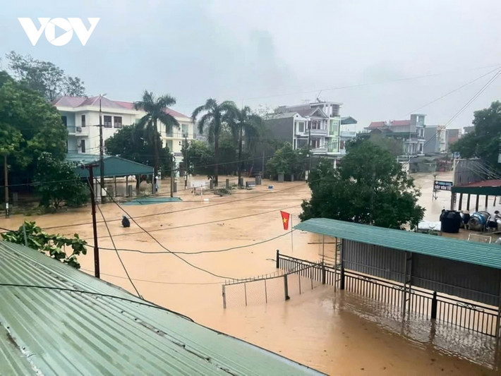 Để kịp thời ứng phó, Ban Chỉ huy PCTT - TKCN tỉnh Bắc Giang đã đưa ra báo động số 1 trên sông Thương (tại Trạm Thủy văn Cầu Sơn) và báo động số 2 trên sông Lục Nam (tại Trạm Thủy văn Chũ). Đồng thời, lực lượng chức năng huyện Lục Ngạn đã khẩn trương di dời 760 hộ dân.