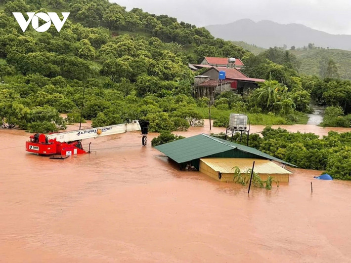 Còn tại huyện Lục Ngạn, theo Ban Chỉ huy Phòng, chống thiên tai và Tìm kiếm cứu nạn (PCTT-TKCN) huyện, từ đêm 8/9, nước sông Lục Nam dâng cao; một số xã như Phong Vân, Tân Hoa, Biển Động… ngập nước, bị cô lập.