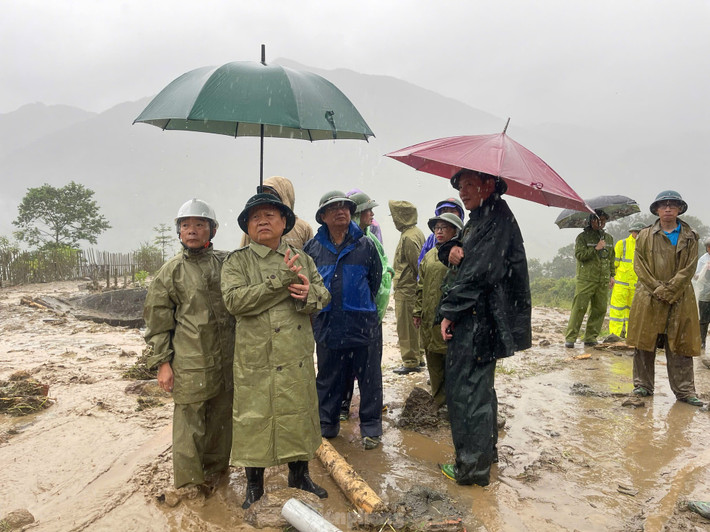 Chiều 8/9, ông Phạm Tiến Dũng – Phó Chủ tịch UBND thị xã Sa Pa, tỉnh Lào Cai cho biết, do lượng mưa lớn, úng nước từ ngày 7/9, đến khoảng 13h ngày 8/9, tại thôn Hòa Sử Pán 1, xã Mường Hoa xảy ra vụ sạt lở lớn từ trên núi cao tràn xuống khu vực dân cư, ruộng và suối Mường Hoa. Tại hiện trường, 4 ngôi nhà của 4 hộ gia đình tại khu vực thôn Hòa Sử Pán 1 đã bị đất đá vùi lấp.