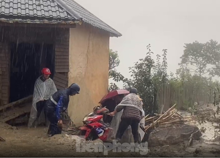 Hiện, thị xã Sa Pa đang huy động bổ sung lực lượng dân quân tại các xã ít ảnh hưởng thiên tai để hỗ trợ xã Mường Hoa khắc phục hậu quả sạt lở và tìm kiếm người mất tích.